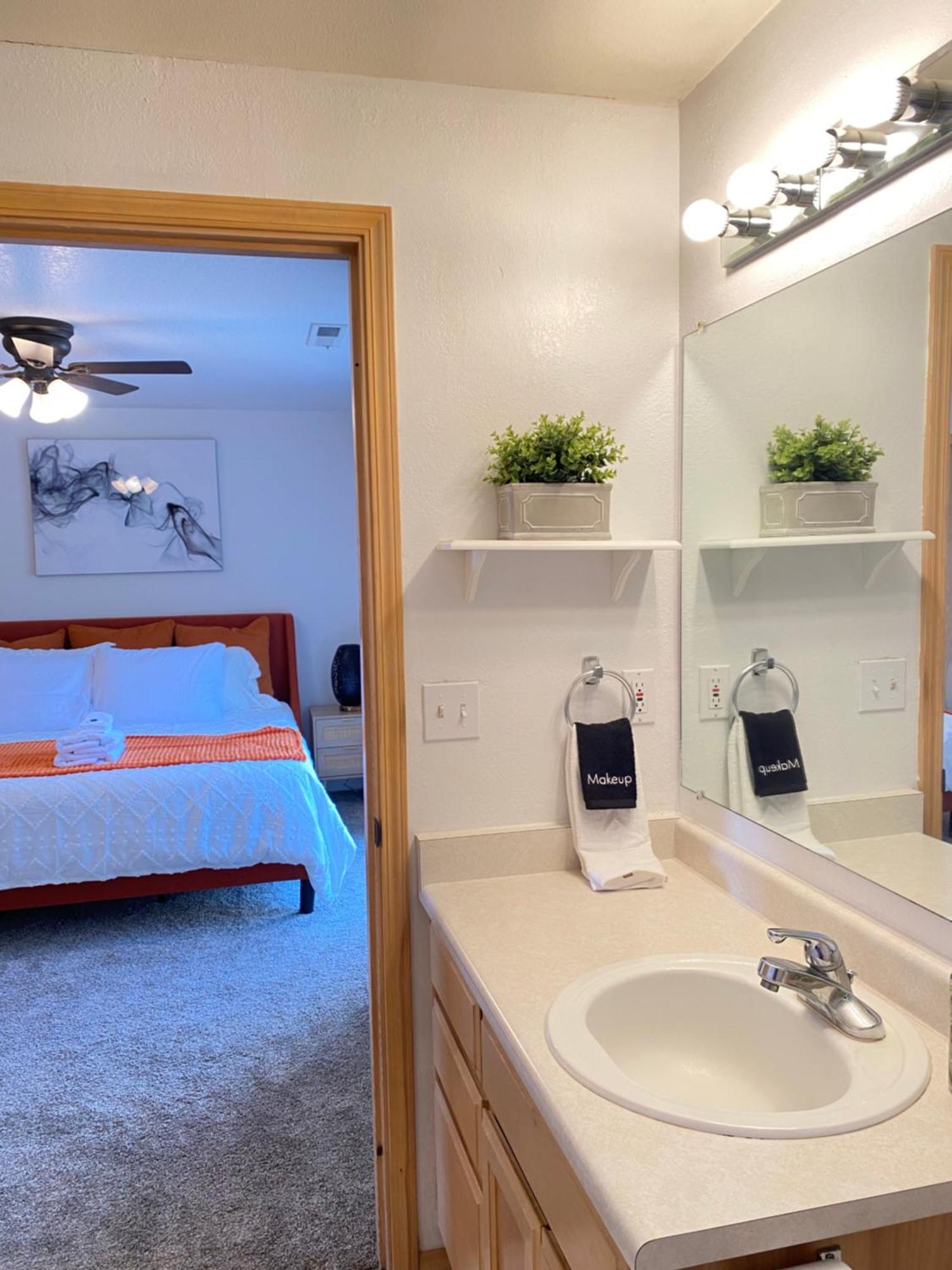 Hot Tub! King Bed-Firepitt-Near Airport& Freeway Villa Medford Dış mekan fotoğraf