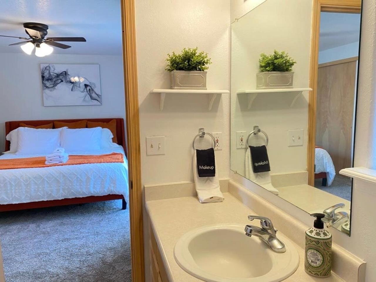 Hot Tub! King Bed-Firepitt-Near Airport& Freeway Villa Medford Dış mekan fotoğraf