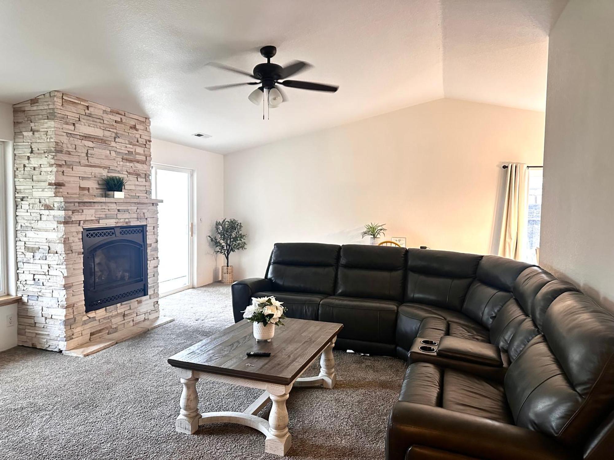 Hot Tub! King Bed-Firepitt-Near Airport& Freeway Villa Medford Dış mekan fotoğraf