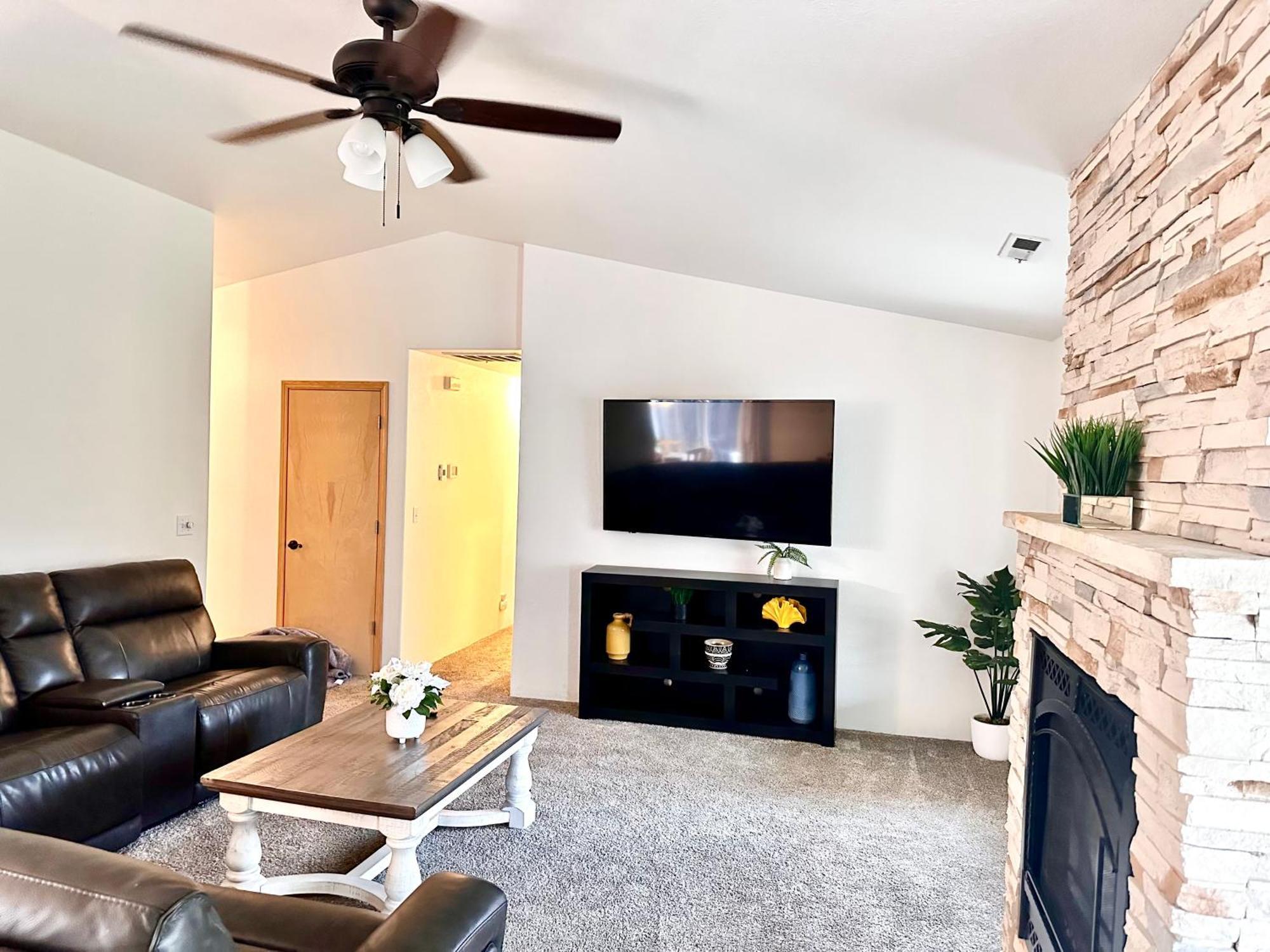 Hot Tub! King Bed-Firepitt-Near Airport& Freeway Villa Medford Dış mekan fotoğraf